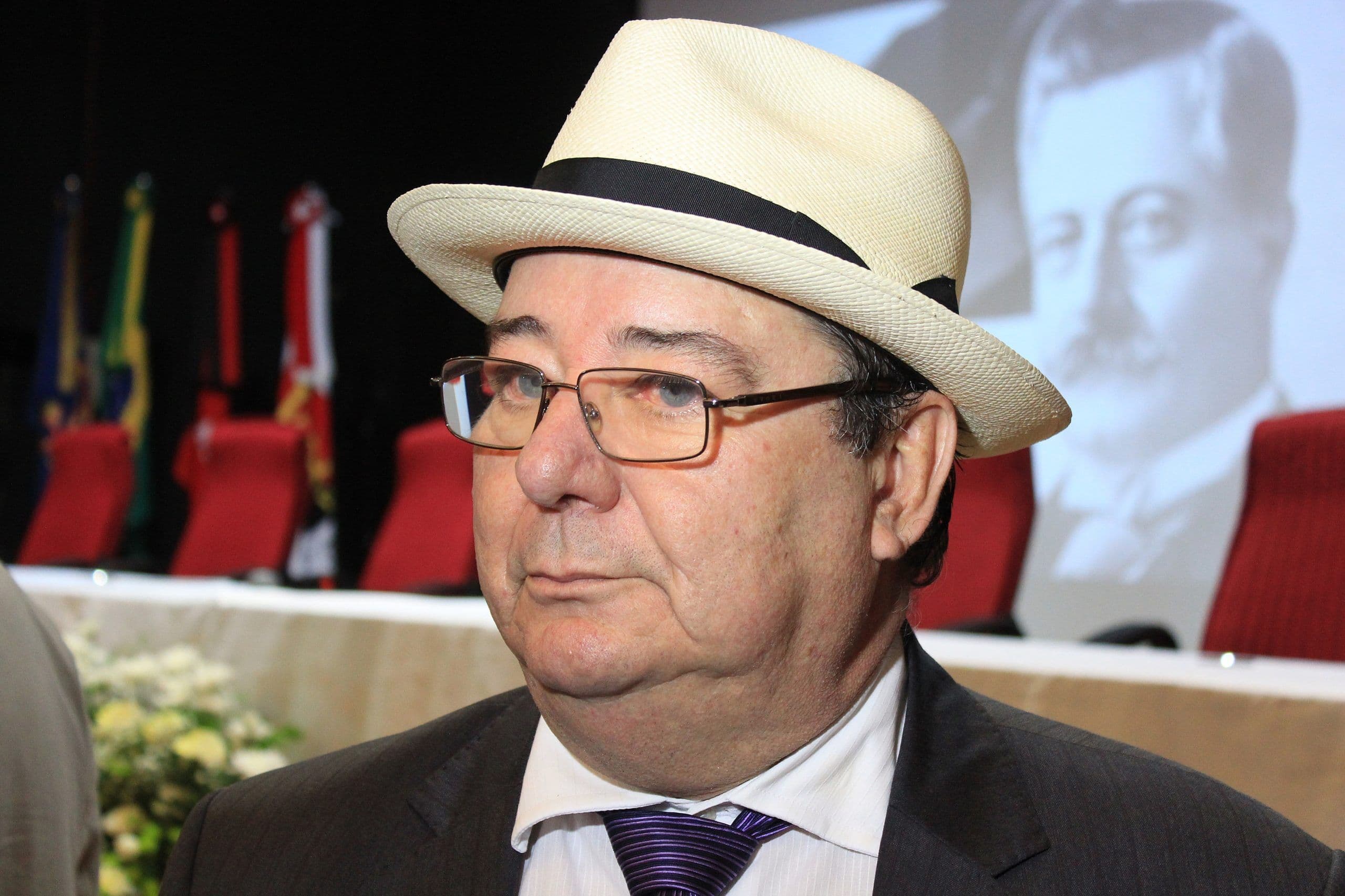 Afastado do TCE-PB há quase um ano, Arthur Cunha Lima pede aposentadoria e Assembleia deve escolher novo conselheiro