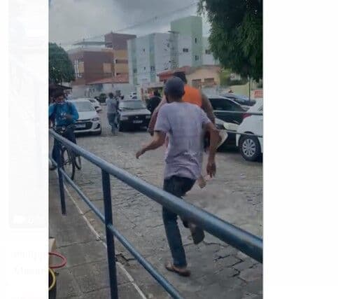 Homem invade residência para roubar moto e acaba levando "surra" de populares, no bairro de Jaguaribe, em João Pessoa