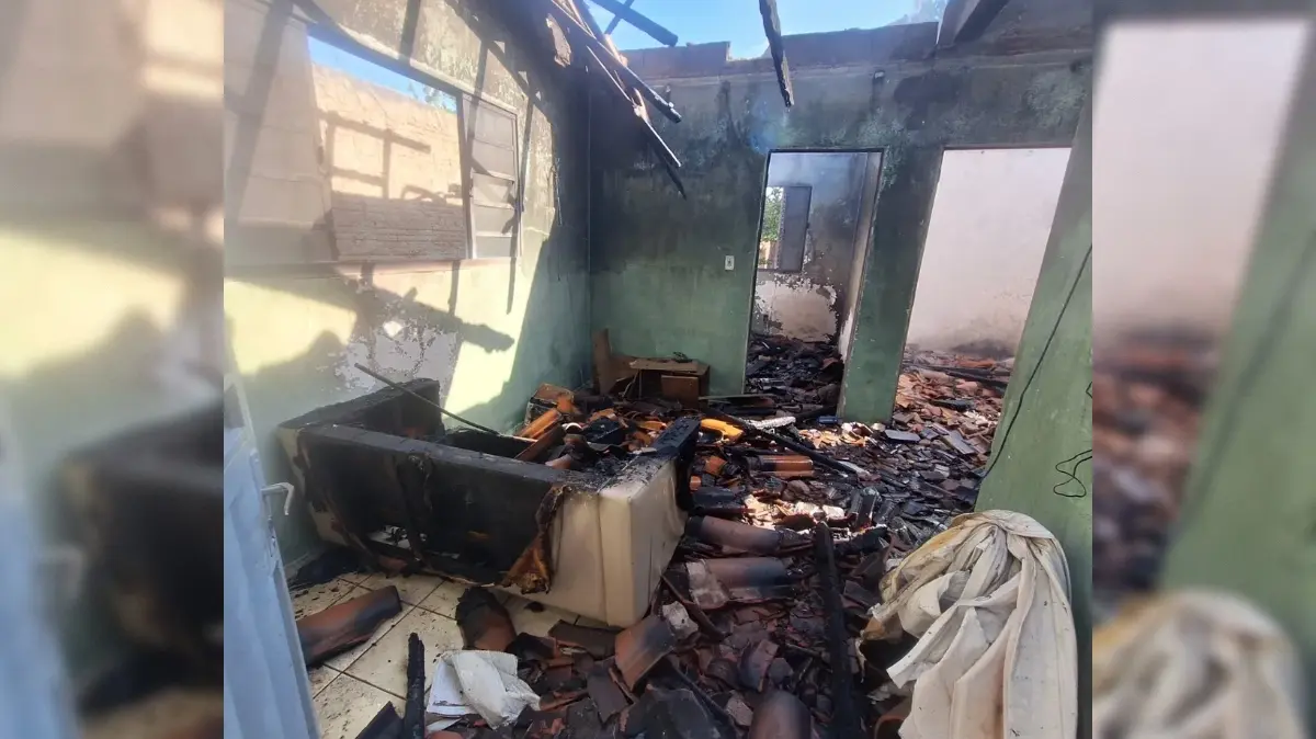 Incêndio destrói residência em Sousa e suspeito de provocar chamas foi preso