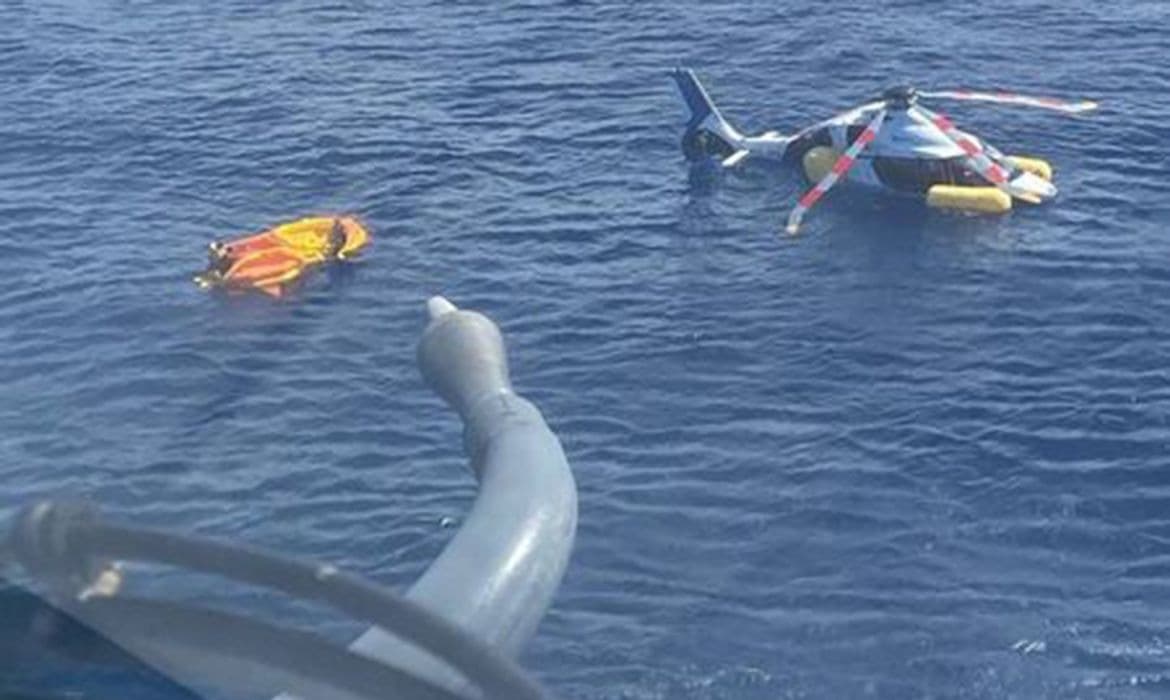 Helicóptero faz pouso forçado no mar no Rio de Janeiro