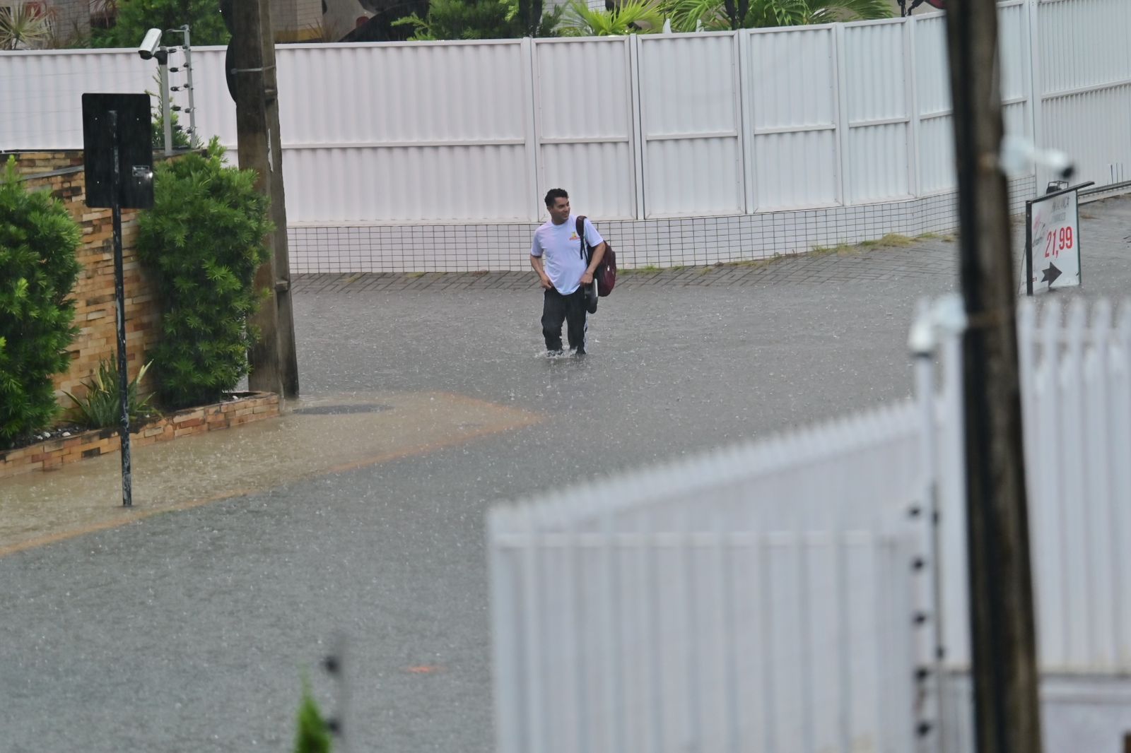 Vídeos e fotos mostram caos e alagamentos após chuva forte em João