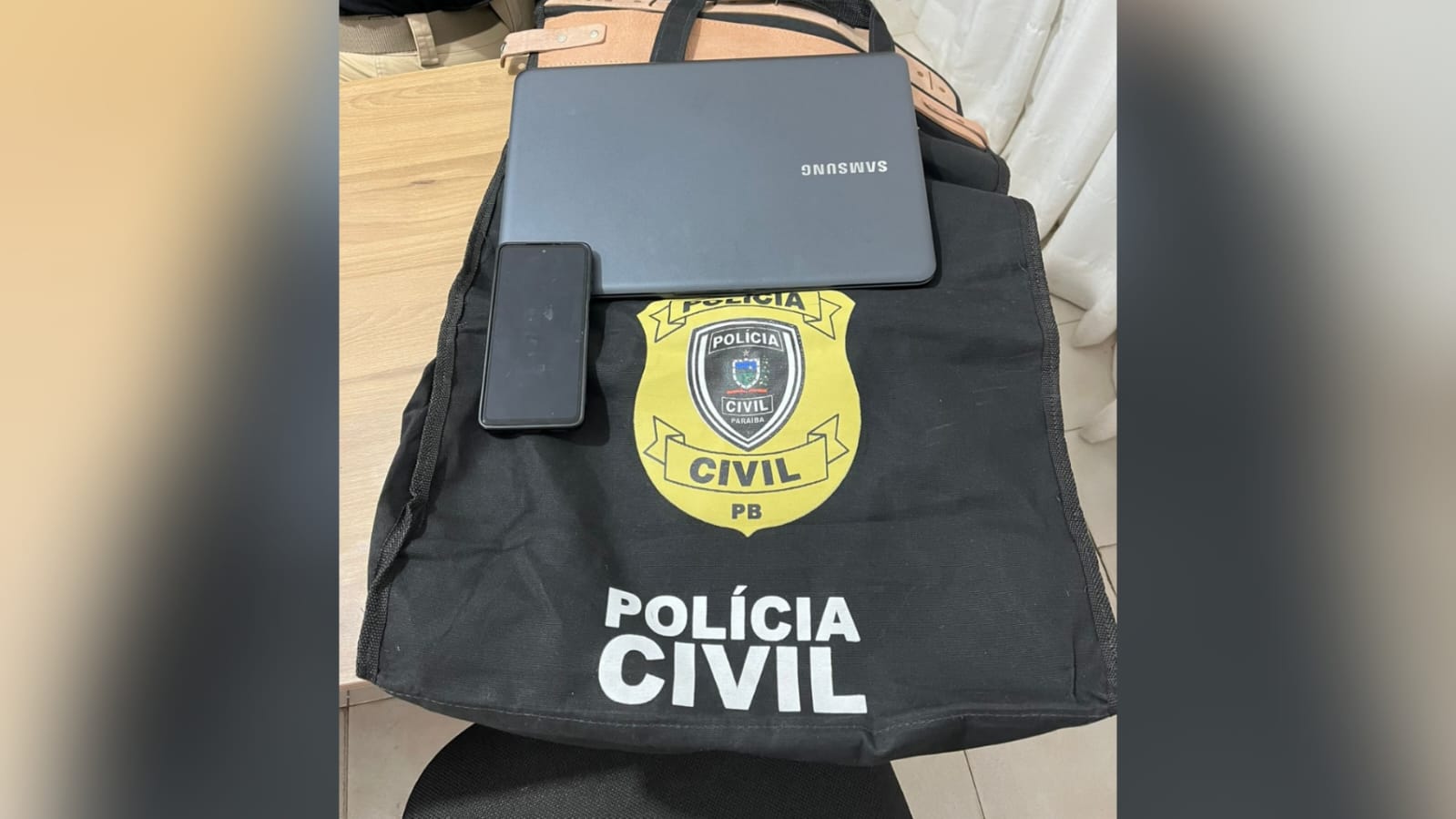 Notebook e celular foram apreendidos durante ação da Polícia na casa do agricultor. 