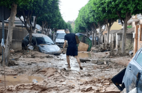 Homem caminha sobre lama em Picanya, perto de Valencia, após Espanha ser atingida por chuvas torrenciais, em 30 de setembro de 2024. — Foto: Jose Jordan/ AFP