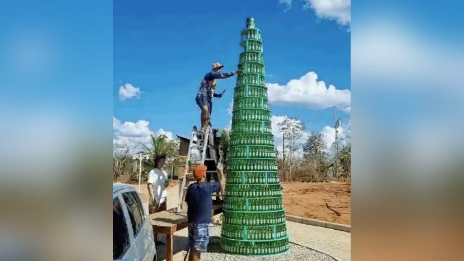 rvore de Natal de Heineken, em construo. 