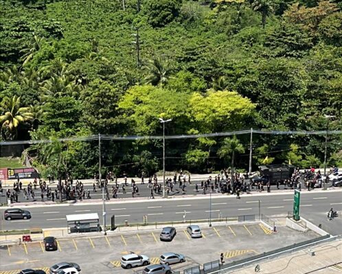 Policiais realizam protesto na Epitácio Pessoa por melhores salários e presidente da Aspol afirma que reajuste necessário é de "quase 100%"