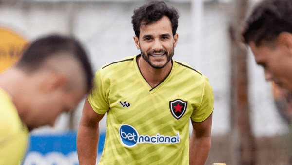 Henrique Dourado no treinamento do Botafogo-PB