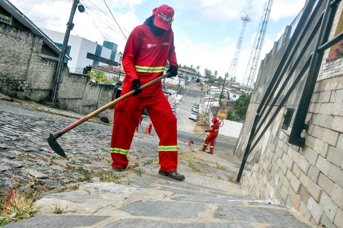 Agentes da limpeza urbana realizam mobilização no Cristo; profissionais podem entrar em greve na próxima semana