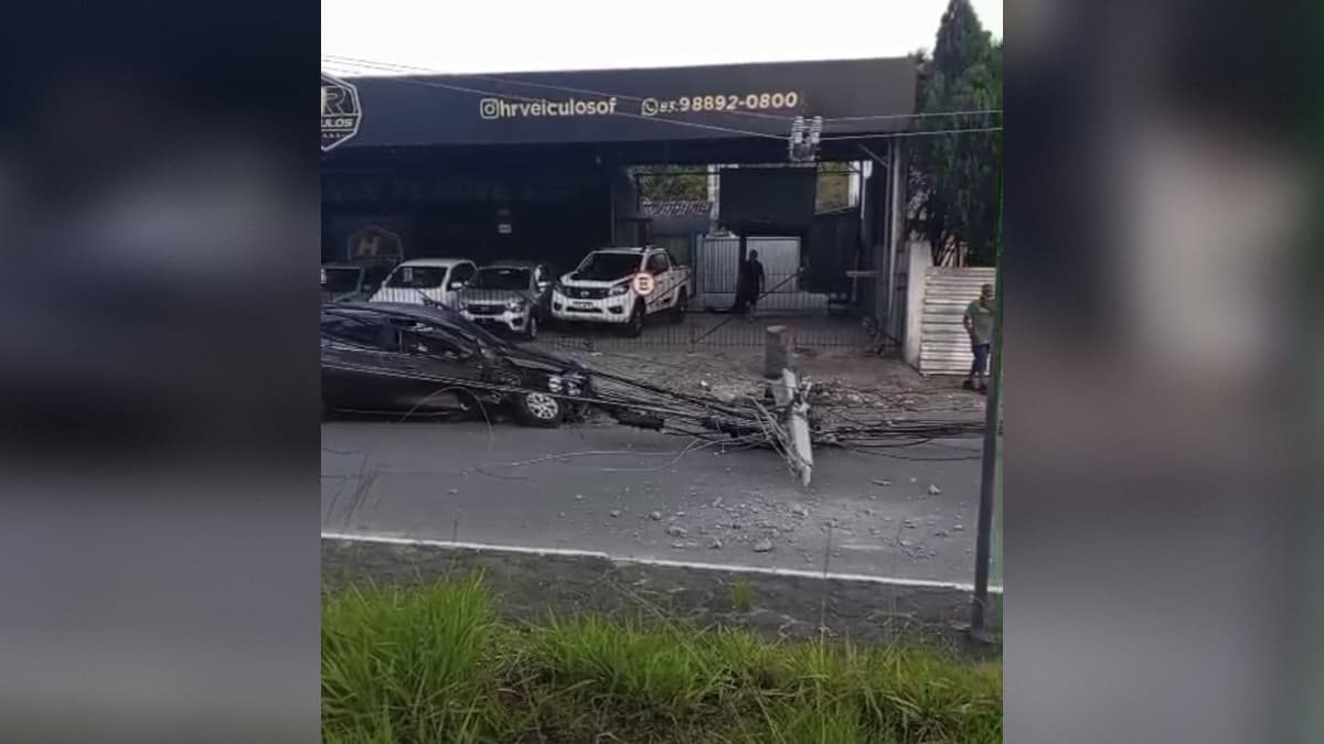 Carro bate em poste e interdita trecho da Avenida Cruz das Armas, em João Pessoa