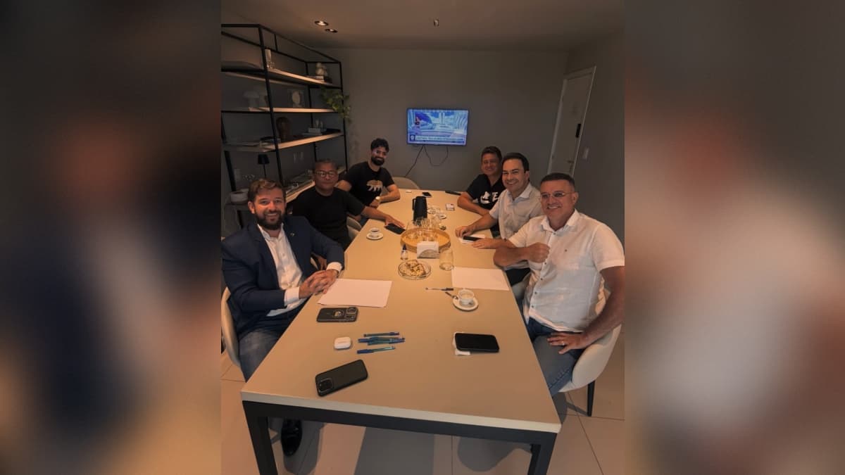 Bancada do PL se reúne, prioriza eleição de Flávio Bolsonaro e só depois decide sobre presidência da Assembleia