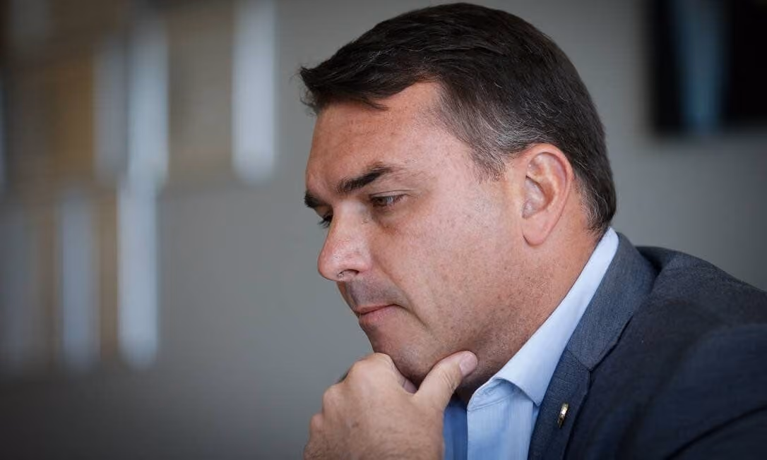 Flávio Bolsonaro diz ser “verdadeiro presidente eleito do Brasil” em carta após fugir para os EUA