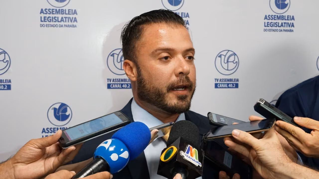 Após operação da PF, deputado Caio Roberto nega ilícitos eleitorais e declara que campanha segue