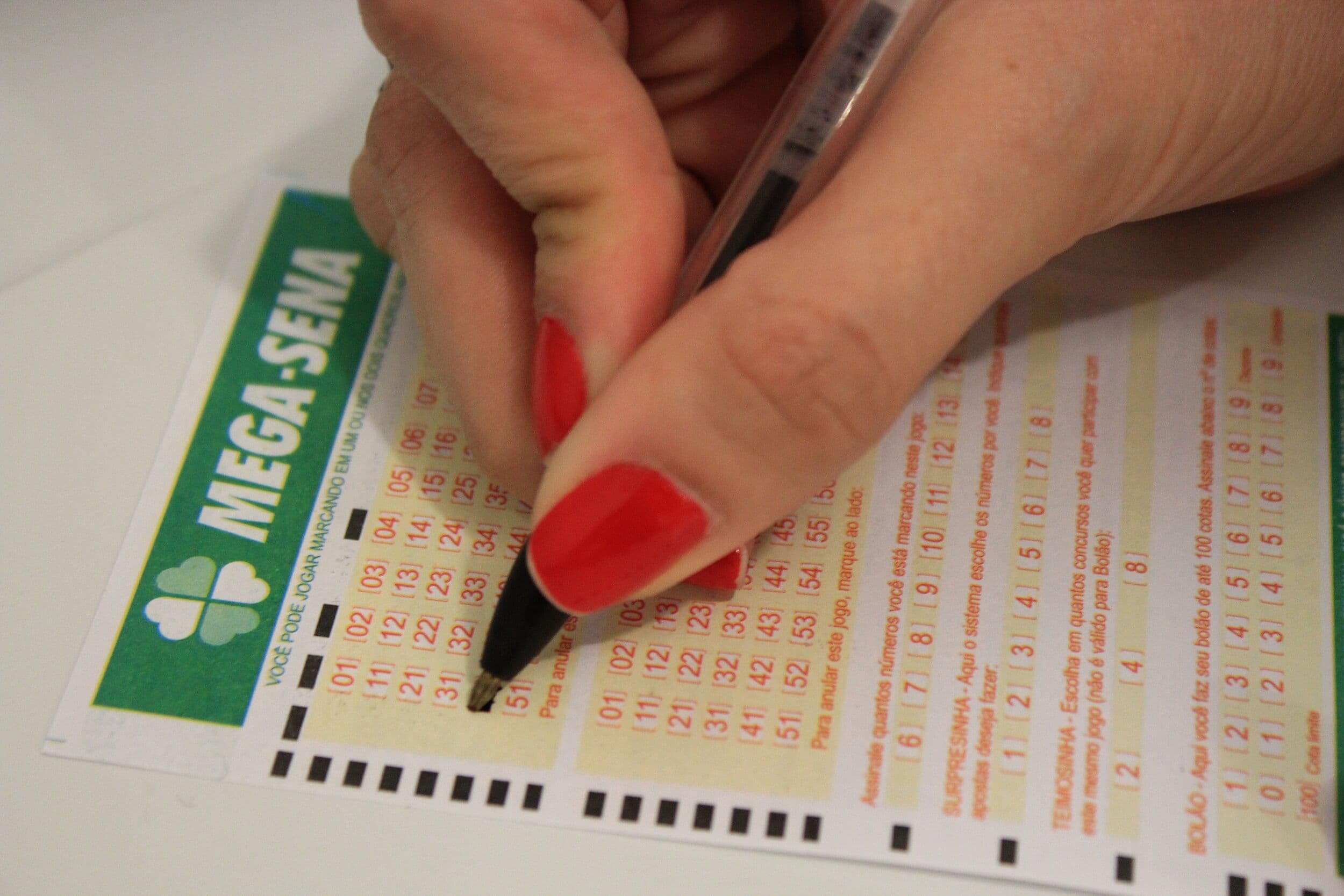 Polícia prende suspeito de aplicar golpe com falso bilhete premiado em João Pessoa e delegada diz que uma das vítimas perdeu R$ 160 mil