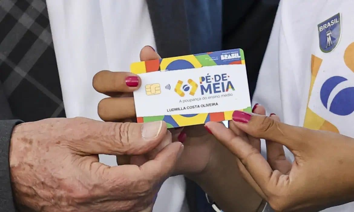 Pagamento do bolsa estudante de R$ 200 do pé-de-meia de agosto começa nesta segunda-feira