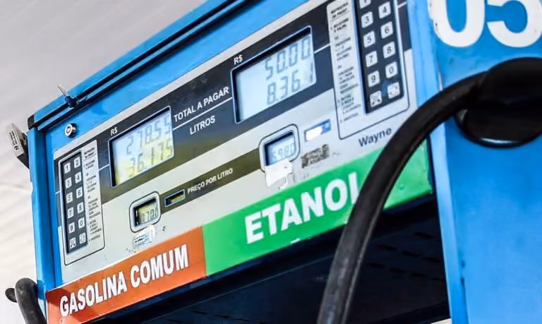 Governo sanciona lei que reduz impostos sobre combustíveis