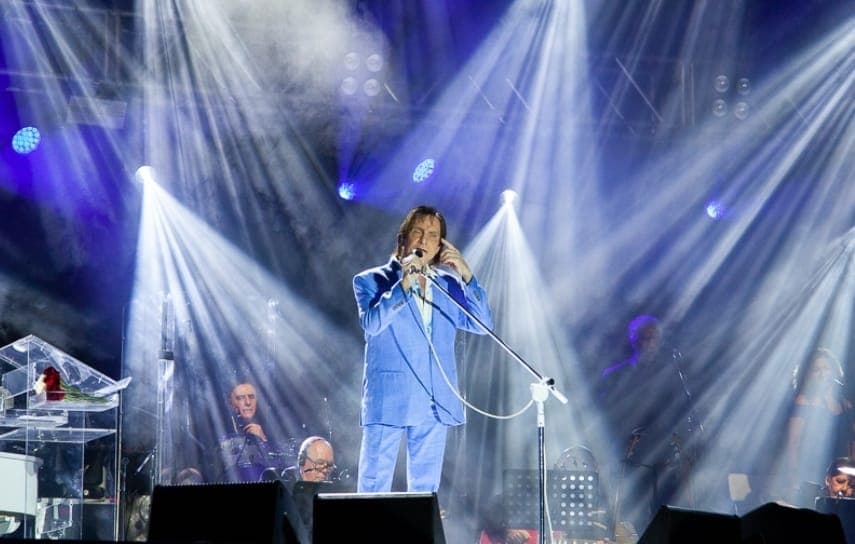 Roberto Carlos estreia no palco do Maior São João do Mundo em Campina Grande