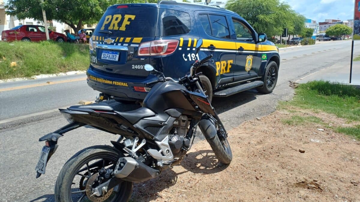 PRF flagra passageiros sendo transportados em compartimento de carga na BR-230, em João Pessoa