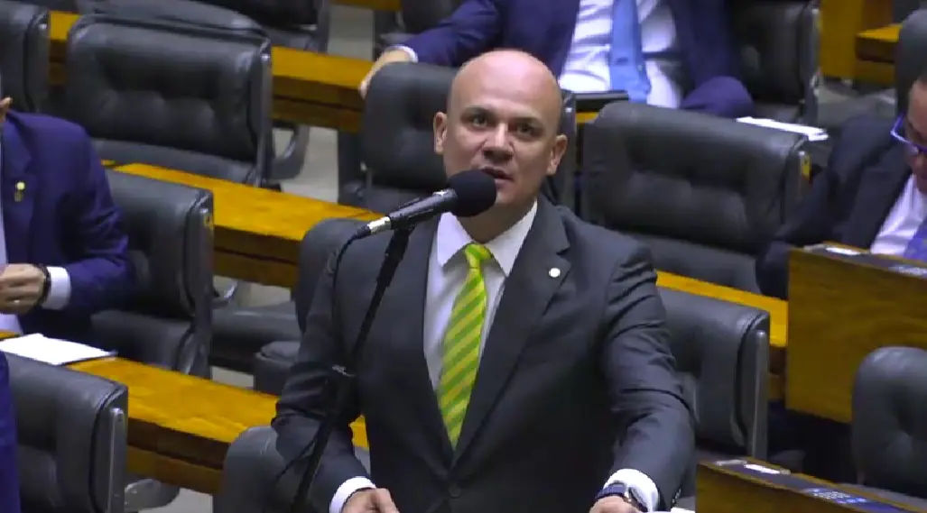 Cabo Gilberto minimiza áudio com Vorcaro e diz que Flávio Bolsonaro continua na disputa presidencial