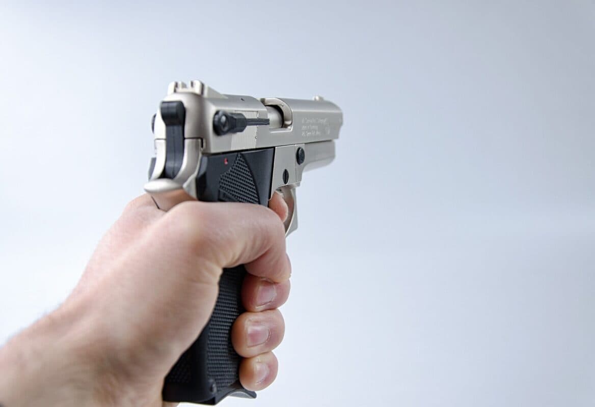 Homem é preso suspeito de agredir esposa e disparar tiros em balneário em Cajazeiras