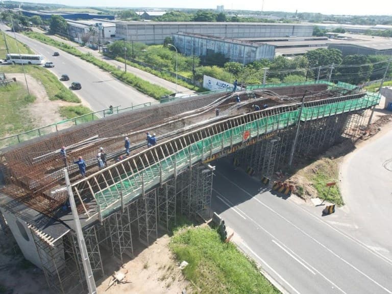 Remoção de escoramentos no Viaduto do Bairro das Indústrias provoca interdição parcial e desvio no trânsito na BR-101
