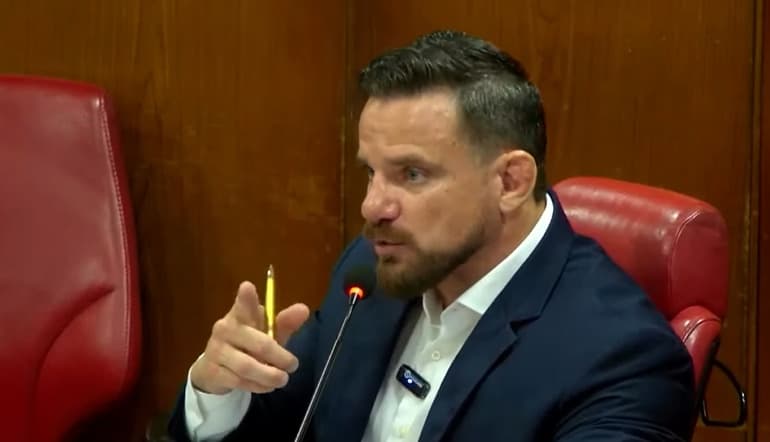 Tarcísio Jardim reclama de tratamento desigual e perseguidor dentro da Polícia Civil em ato público