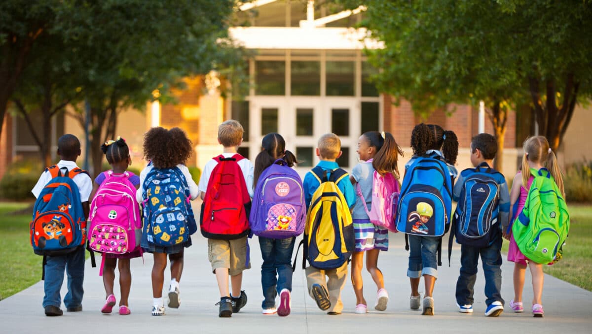 Criança leva R$ 30 mil para escola e vira caso de polícia na Alemanha