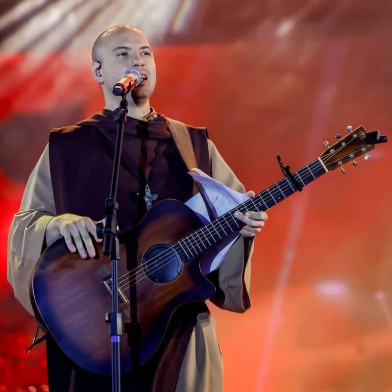 Frei Gilson e o valor da multidão