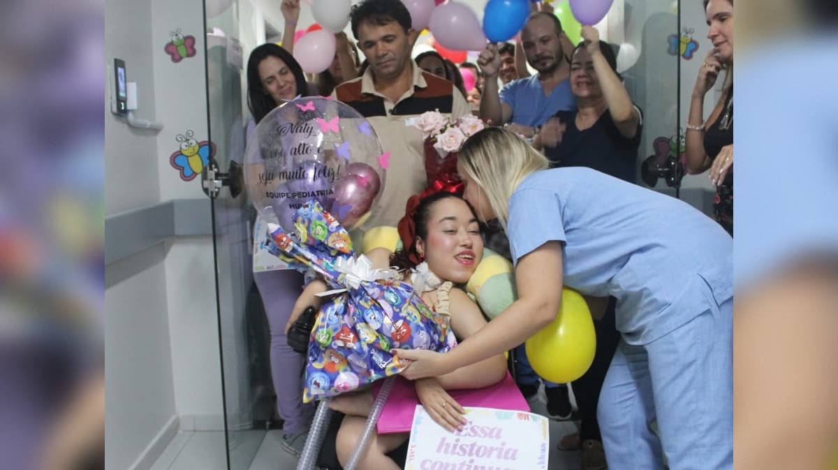 Após 11 anos de internação, jovem celebra alta com familiares e profissionais do HU