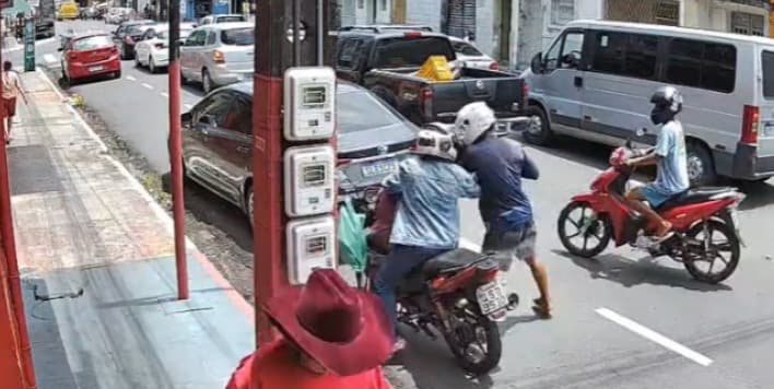 Motociclista é assaltada por dupla que estava em outra moto em João Pessoa; veja vídeo