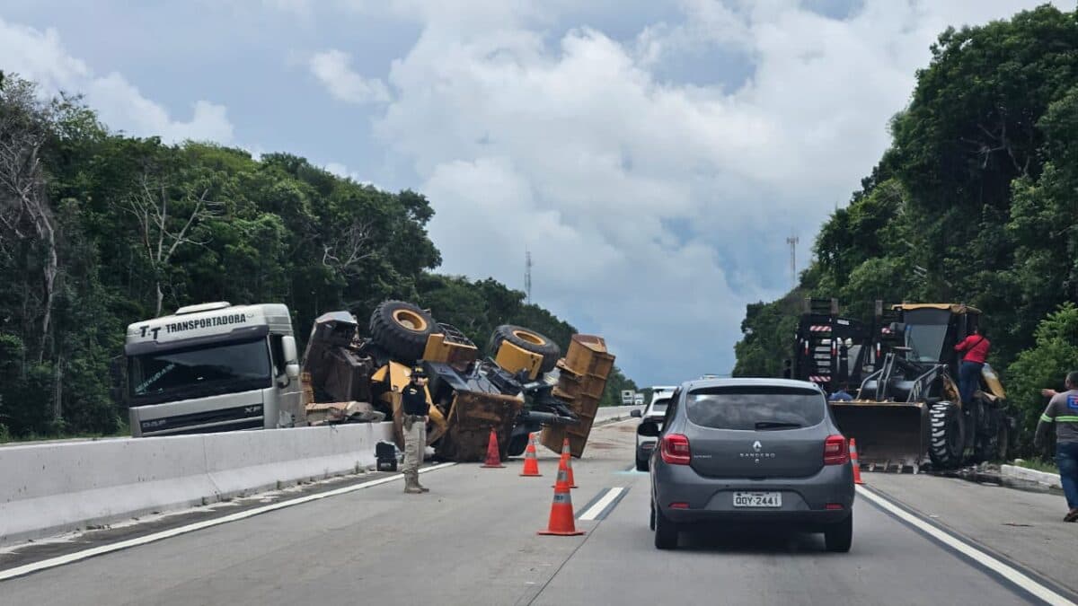 Acidente envolvendo retroescavadeiras paralisa BR-101 e deixa uma pessoa ferida em Santa Rita