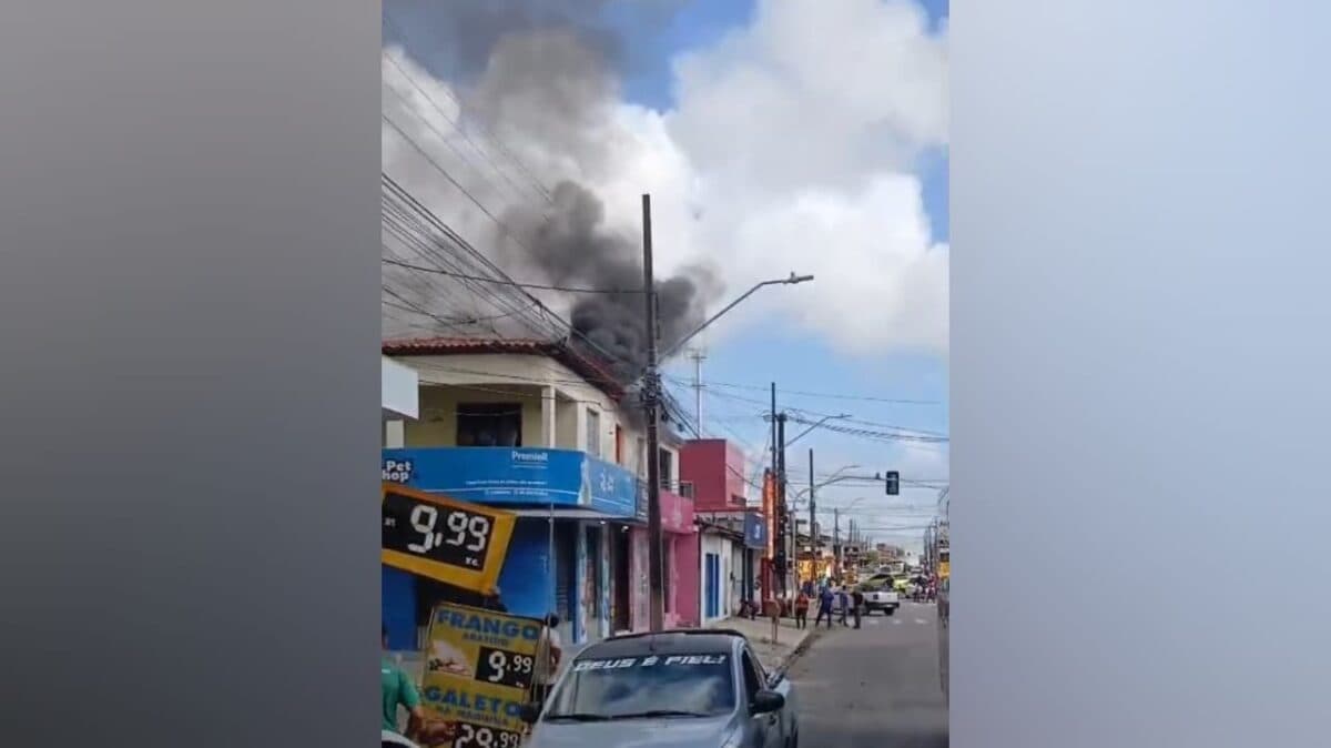 VÍDEO: incêndio atinge prédio comercial e assusta populares em Mangabeira
