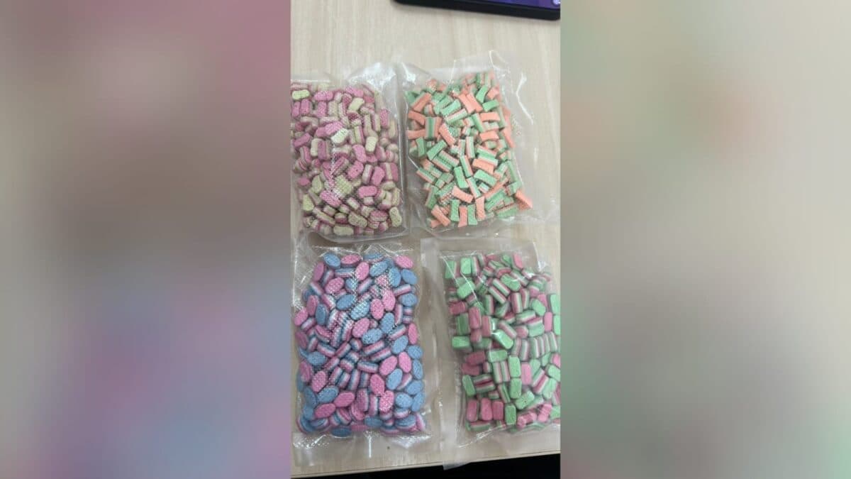 Polícia Federal prende mulher que recebeu encomenda de mil comprimidos de êcstasy, em Campina Grande