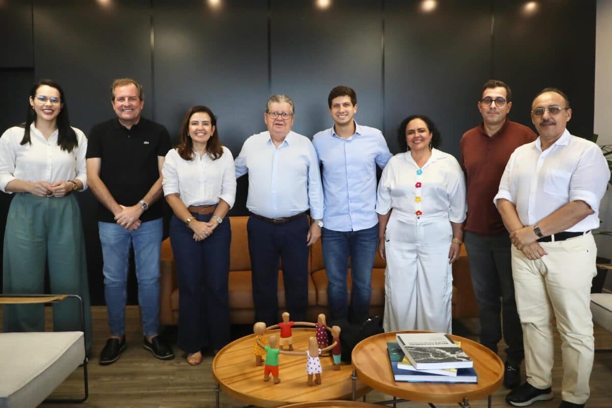 João Azevêdo e João Campos se reúnem com pré-candidatos a deputado federal pelo PSB na Paraíba