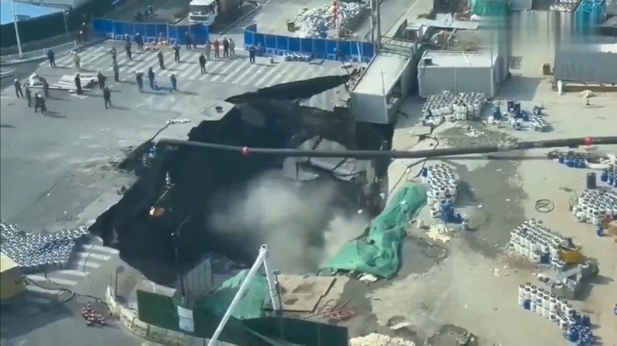 Rua desaba em Xangai e forma cratera enorme durante obras