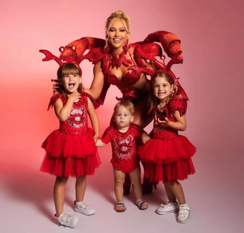 Nação do Mangue: Virginia Fonseca e filhos brilham com looks de caranguejo na Grande Rio