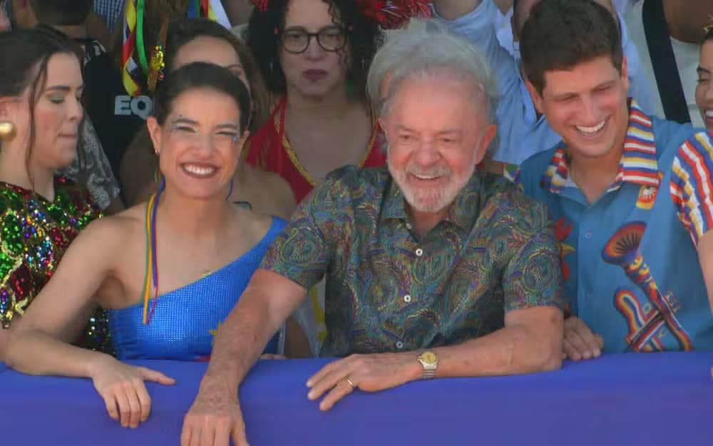 Lula acompanha desfile do Galo da Madrugada, em Recife
