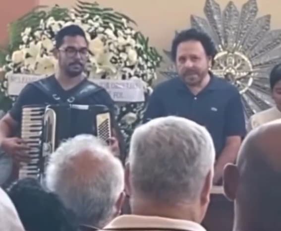 Homenagem: Jorge de Altinho emociona ao cantar durante velório do filho