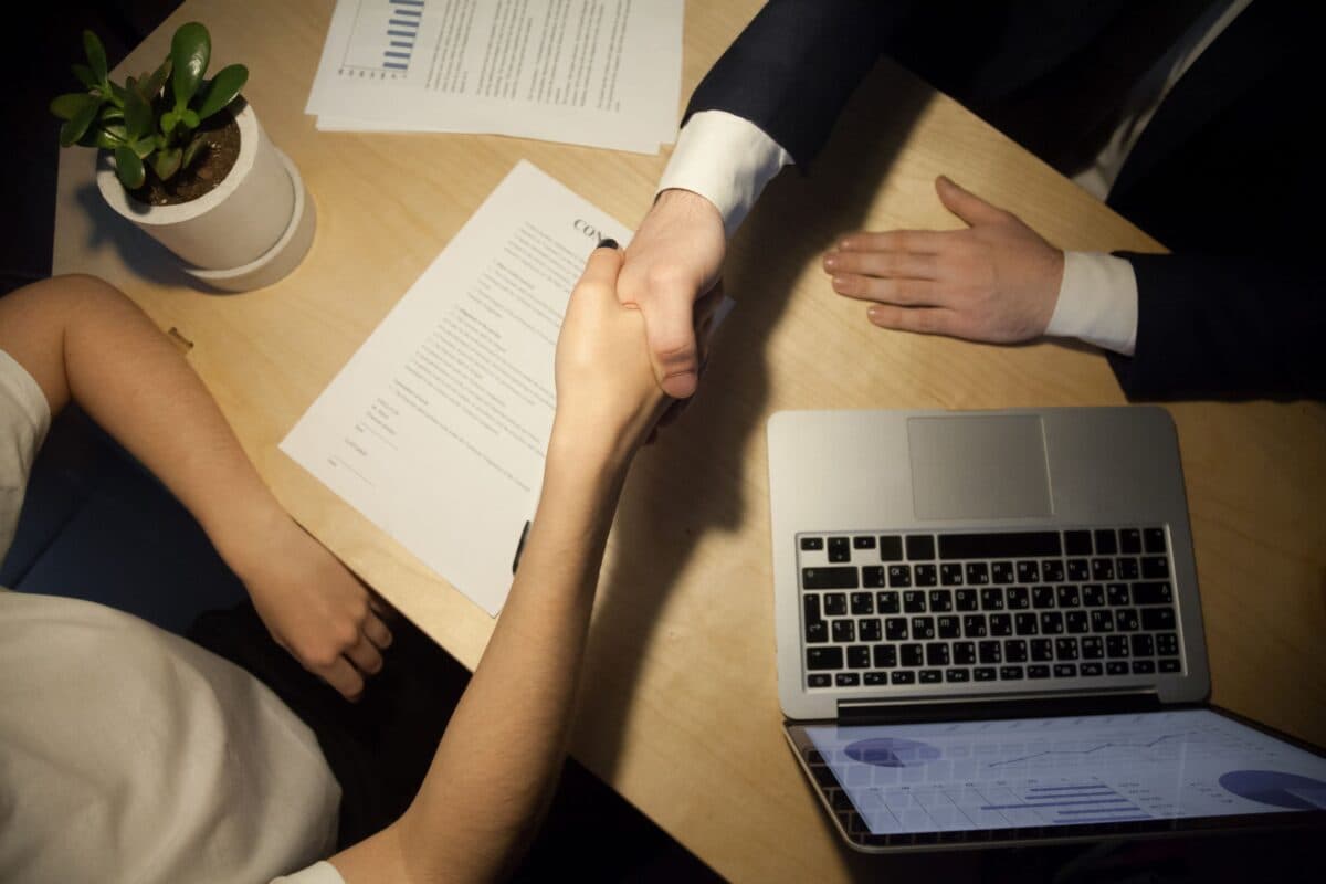 Contrato bom não é o que fecha hoje. É o que continua de pé quando dá problema