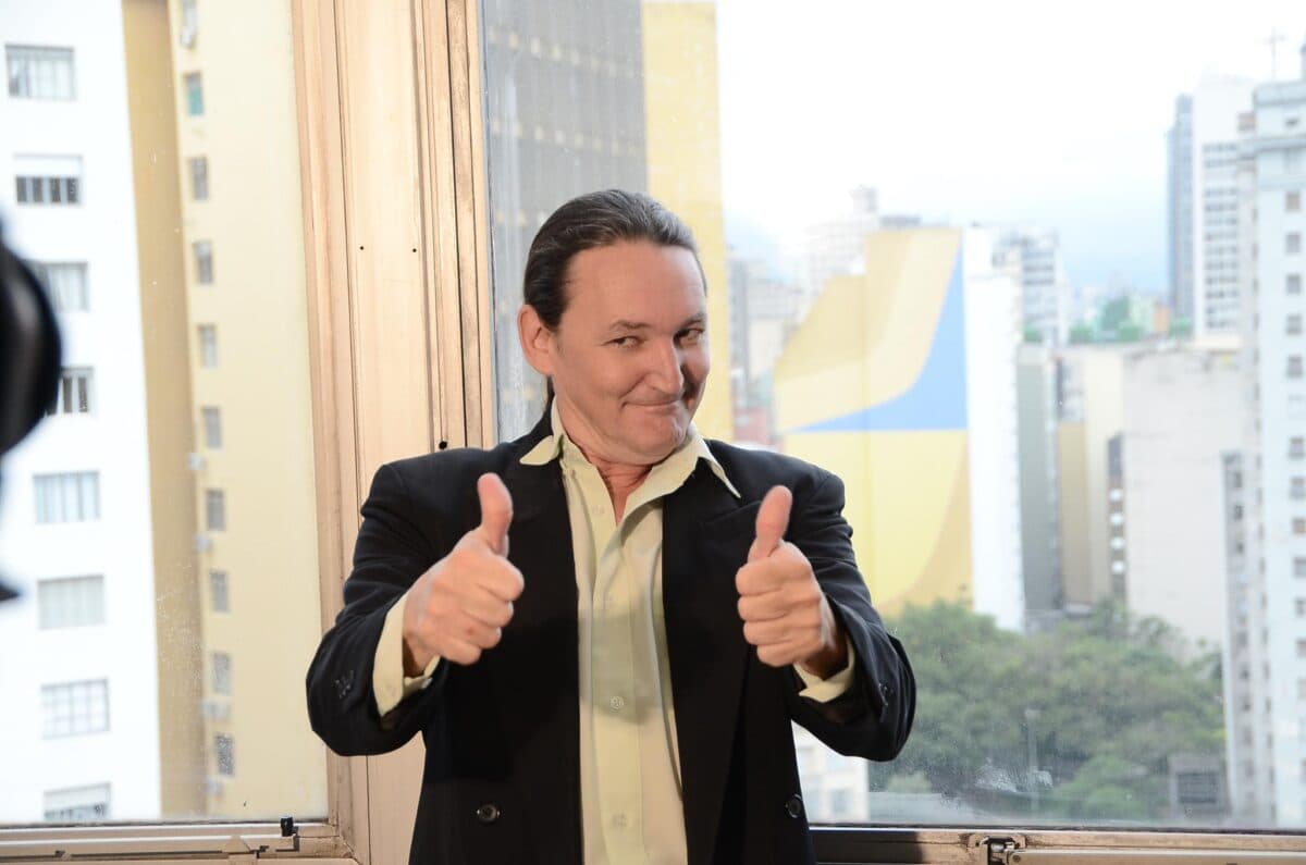 Humorista Marquito é internado em coma induzido após mal súbito