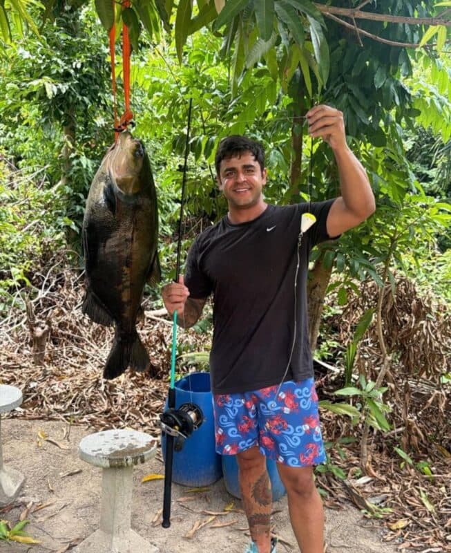 Pescador captura peixe gigante com mais de 35 quilos em rio no Conde: "vara quebrou"