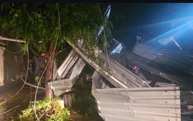 Chuvas e ventos fortes arrancam telhados e deixam área sem luz em Patos