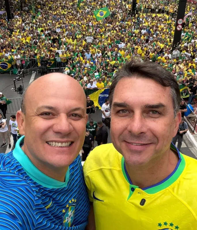 Pré-candidato à presidência da República, Flavio Bolsonaro confirma evento em João Pessoa e convida: "espero vocês"