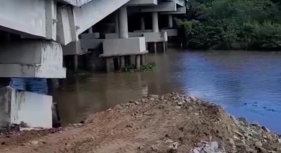 VÍDEO: Estrutura da Ponte sobre o Rio Paraíba, na BR-101, desaba