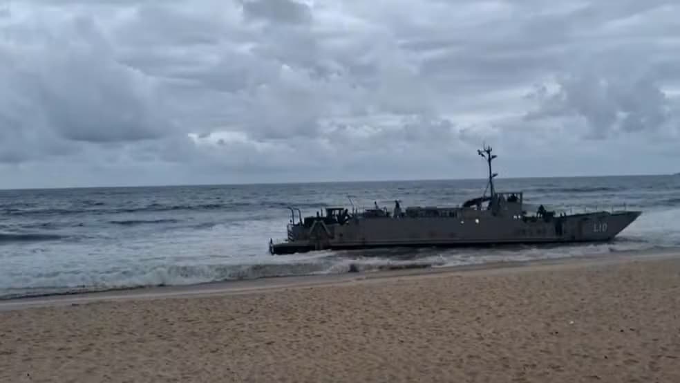 Forte temporal deixa três embarcações da Marinha do Brasil encalhadas e cena viraliza nas redes sociais