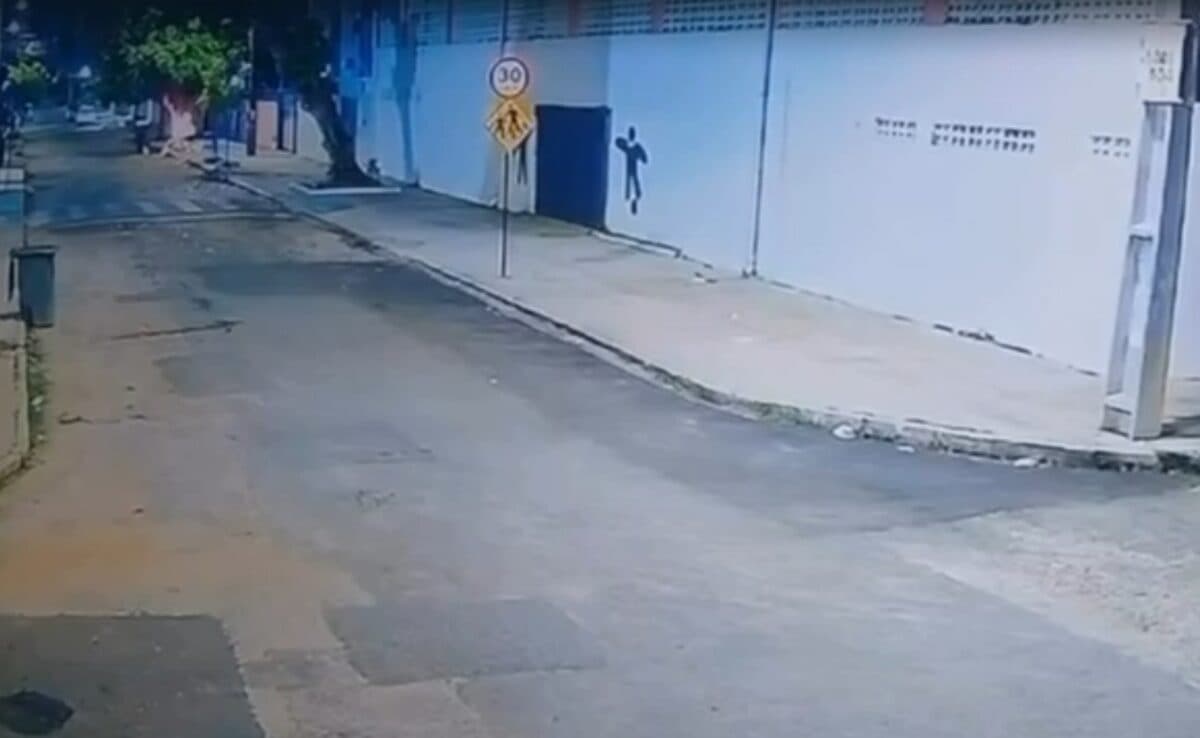 Câmera flagra momento em que homem ateia fogo em mala com corpo de mulher, em João Pessoa