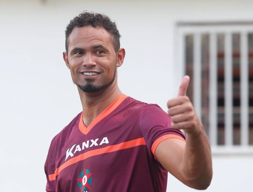 Goleiro Bruno é declarado foragido e polícia divulga cartaz de procurado