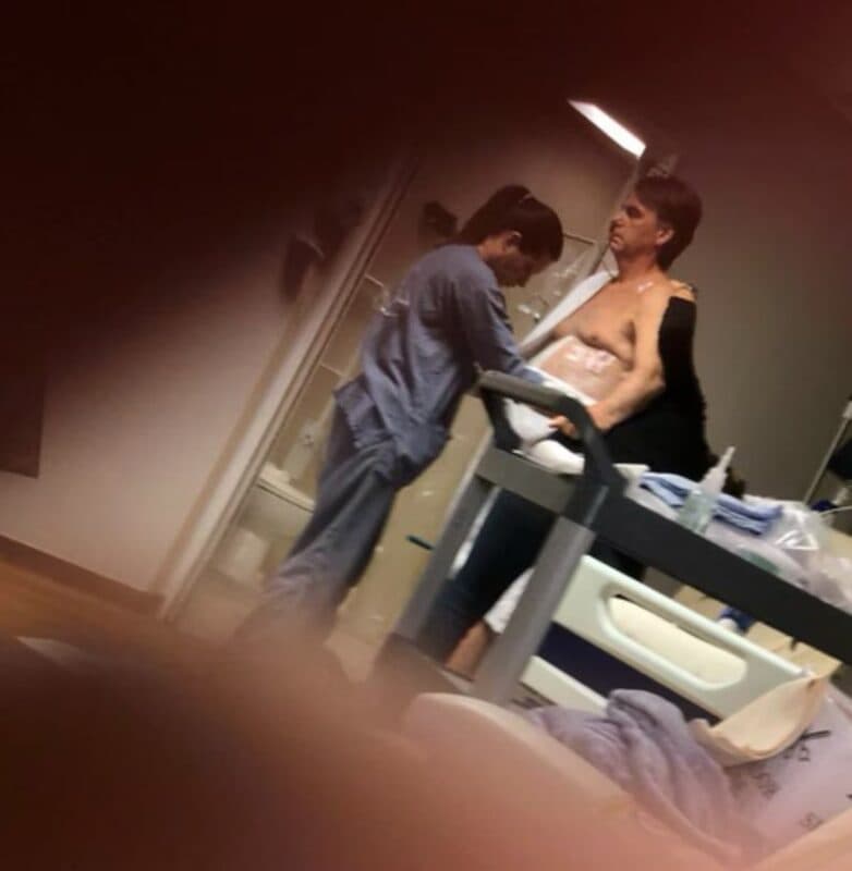 Filho de Bolsonaro publica foto do pai em UTI e família volta a pedir prisão domiciliar: "situação delicada"