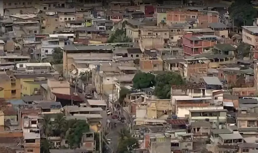 Traficantes lançam granada por drone contra policiais e atinge residência em confronto no Rio de Janeiro
