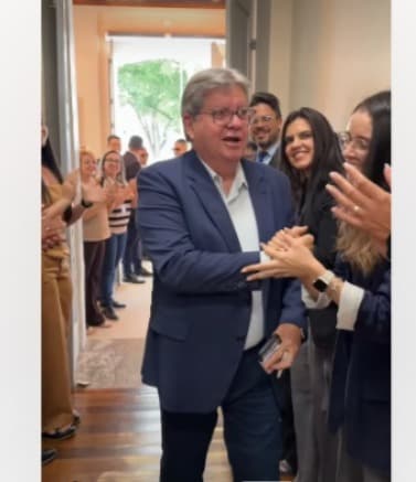 João Azevêdo é aplaudido ao se despedir para disputar Senado pela Paraíba: "última segunda como governador"