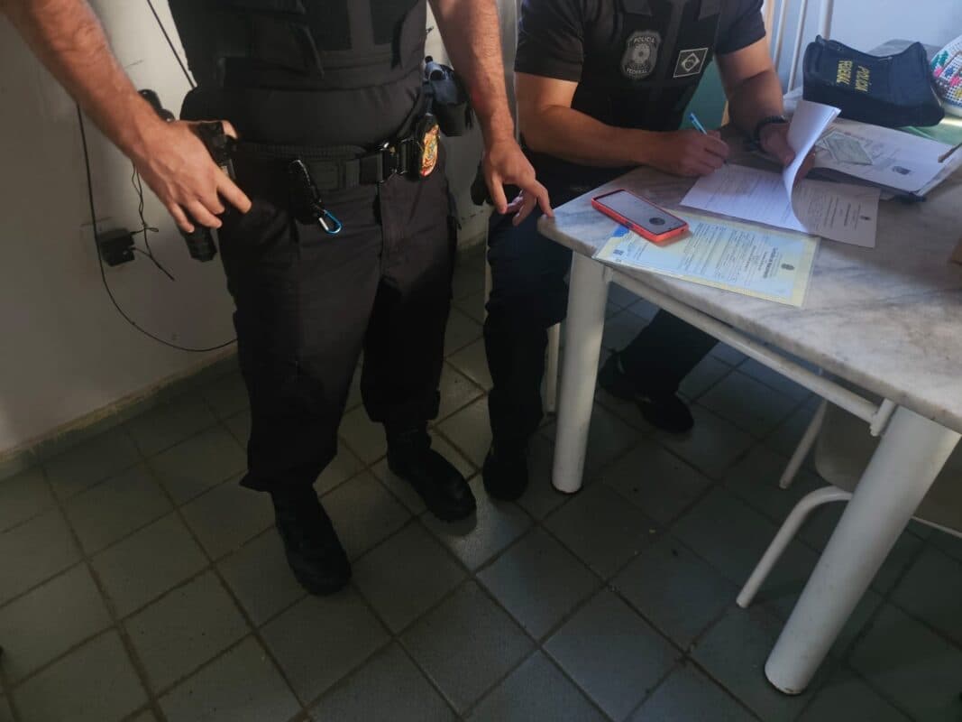 Polícia Federal cumpre mandado contra investigado por armazenar imagens de abuso sexual infantil