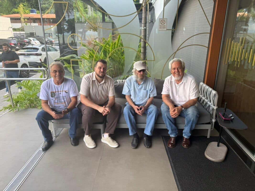 'Quem sabe faz a hora, não espera acontecer': Geraldo Vandré prepara documentário e concerto especial em João Pessoa